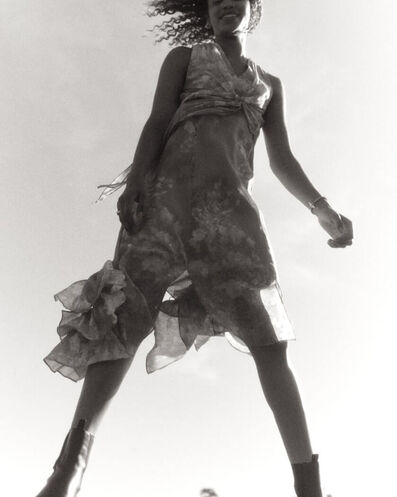 Femme portant une robe florale dansant dans la brise