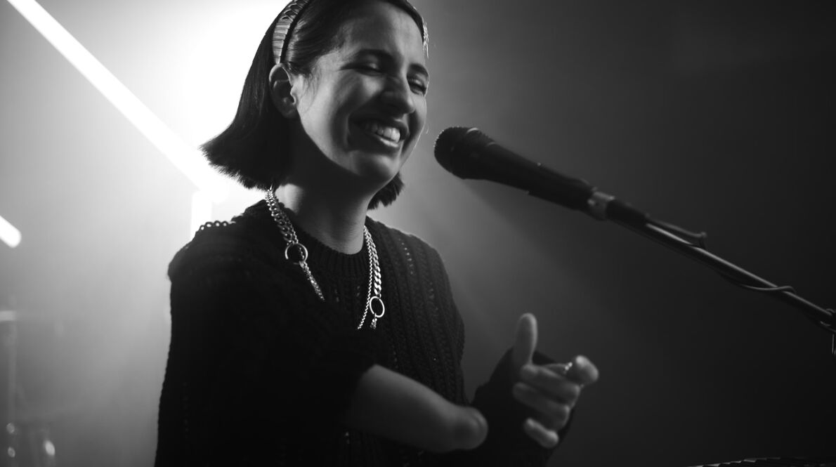 Photo en noir et blanc de Victoria Canal interprétant sa chanson.