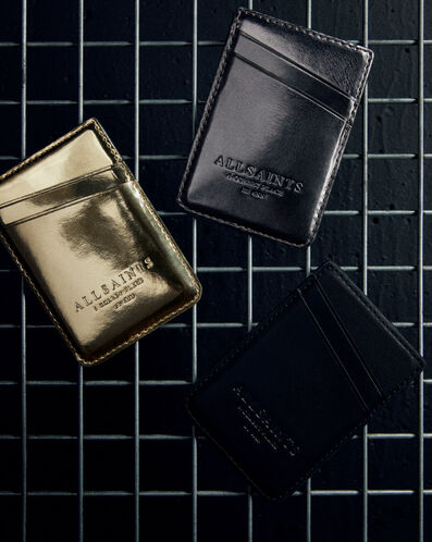 Nahaufnahme von drei Kartenhaltern aus Leder in Schwarz, Gold und Grau