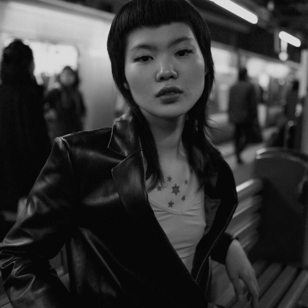 Portrait en noir et blanc dun mannequin lors du lancement de notre collection à Tokyo