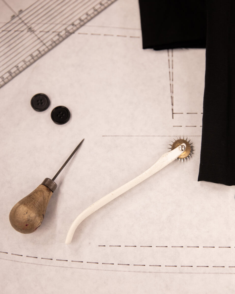 TIssu de costume et outils de couture sur une table