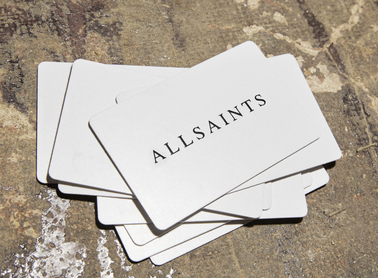 Une pile de cartes cadeaux
